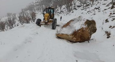 Batman'da 312 yerleşim yerine ulaşım yok; yola düşen kaya kaldırıldı