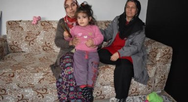 Batman'da muhtar Fatma, 16 depremzede aileyi mahalledeki evlere yerleştirdi