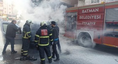 Batman'da seyir halindeki otomobil yandı