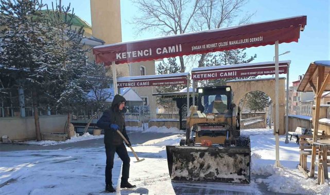 Bayburt Belediyesinin kar mesaisi aralıksız devam ediyor