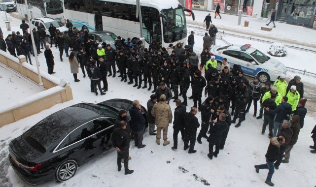 Bayburt Emniyetinden destek gecikmedi: 55 polis deprem bölgesine uğurlandı