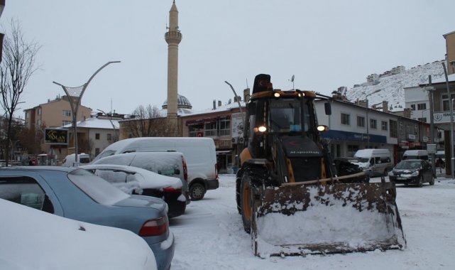 Bayburt'ta beklenen kar dondurucu soğukla birlikte geri geldi