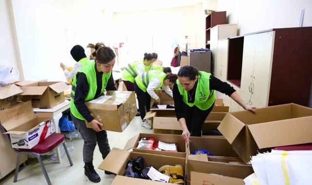 Bayraklı'dan deprem bölgesine 17 tır ve bir büyük kamyon dolusu yardım