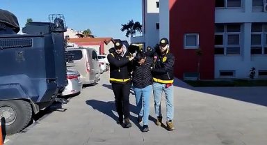Bekçilerin ellerini bağlayıp, çiftlikteki 4 traktör ile zirai malzemeleri gasbettiler