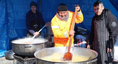 Belediye başkanı, 10 gündür depremzedeler için çorba pişiriyor