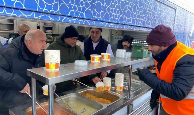 Belediye başkanları çadır kurup, aşevinde yemek dağıtıyor