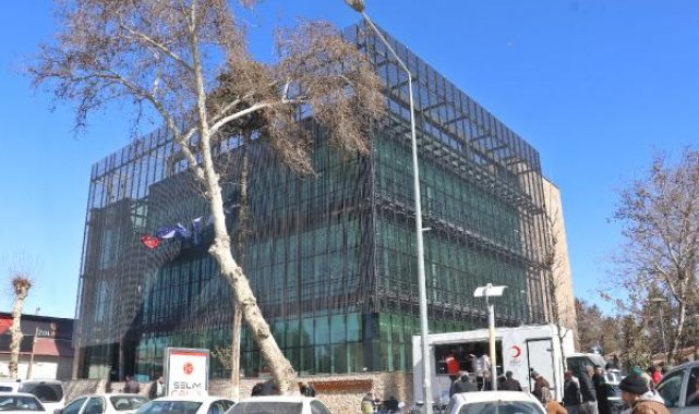 Belediye binası yıkıldı, AB mevzuatına göre yapılan binanın camları bile kırılmadı
