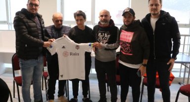 Beşiktaşlılar Derneği'nden koyu Beşiktaşlı depremzede Barancan'a sürpriz ziyaret