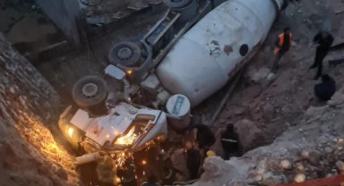 Beton mikseri inşaatta çukura düştü, operatör öldü