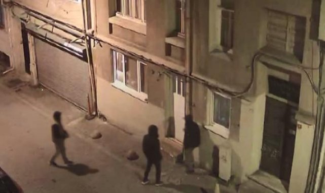 Beyoğlu'nda ikinci kattaki daireye tırmanarak giren hırsızlar kamerada