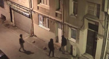 Beyoğlu'nda ikinci kattaki daireye tırmanarak giren hırsızlar kamerada
