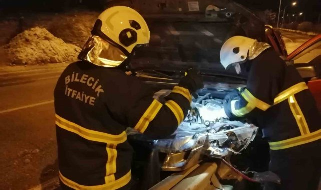 Bilecik'te bariyerlere çarpan aracın sürücüsü yaralandı