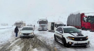 Bingöl-Elazığ ve Bingöl-Diyarbakır kara yolları kar nedeniyle TIR geçişlerine kapatıldı