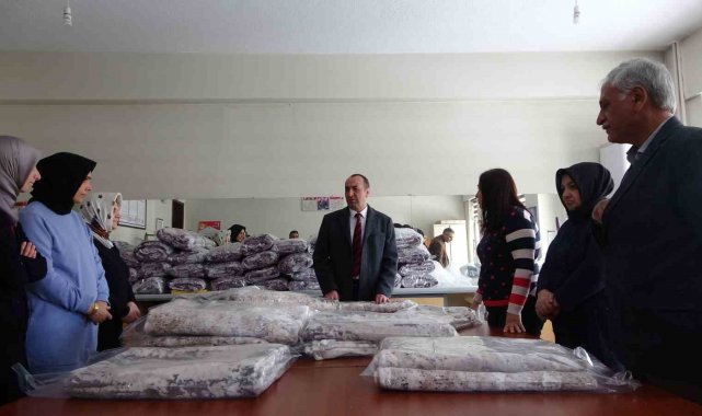 Bingöl'de depremzedeler için battaniye üretimi başladı