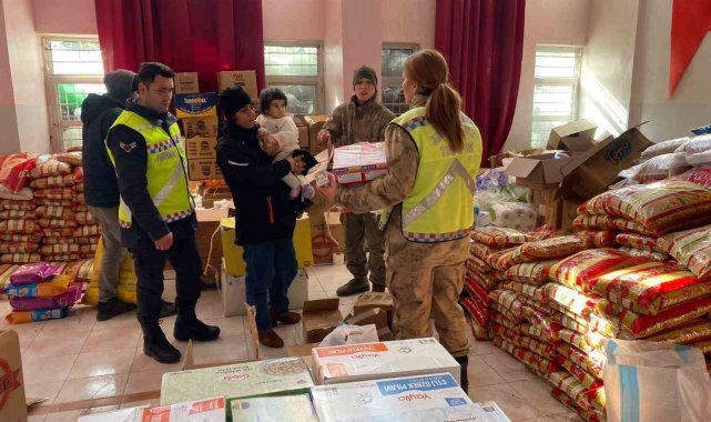 Bingöl'de jandarma ekiplerinin topladığı yardımlar, depremzedelere gönderildi