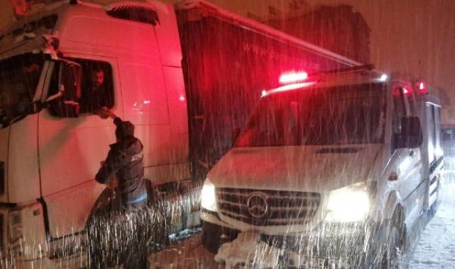 Bingöl'de kar nedeniyle kapanan yolda mahsur kalanlara kumanya ulaştırıldı
