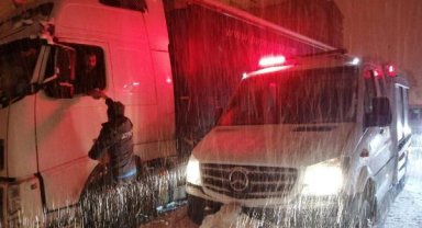 Bingöl'de kar nedeniyle kapanan yolda mahsur kalanlara kumanya ulaştırıldı