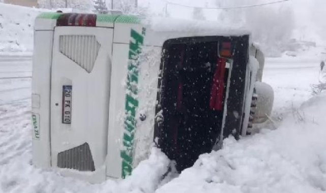 Bingöl'de yolcu otobüsü devrildi; 12 yaralı
