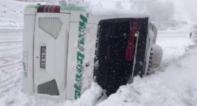 Bingöl'de yolcu otobüsü devrildi; 12 yaralı