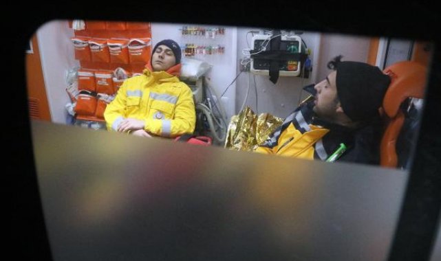 Binlerce canı kurtaran 112 ekipleri anlatıyor: Enkazdan çıkan bebek parmağımı emdi