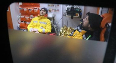 Binlerce canı kurtaran 112 ekipleri anlatıyor: Enkazdan çıkan bebek parmağımı emdi