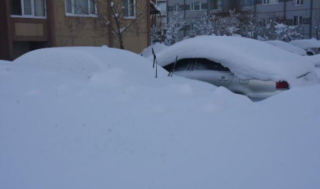 Bitlis'te kar, yerini soğuk havaya bıraktı, çatılarda buz sarkıtları oluştu