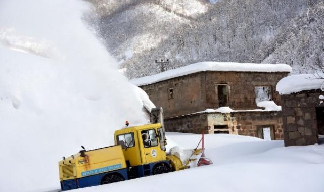 Bitlis'te kardan kapanan köy yollarının açılması için çalışmalar sürüyor