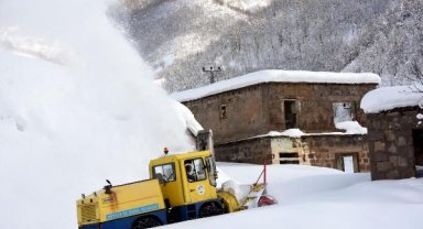 Bitlis'te kardan kapanan köy yollarının açılması için çalışmalar sürüyor