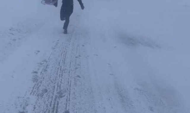 Bitlis'te okullar 3 gün tatil edildi; araçlar yolda kaldı