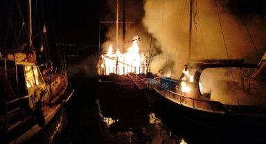 Bodrum'da limandaki 2 tekne yandı
