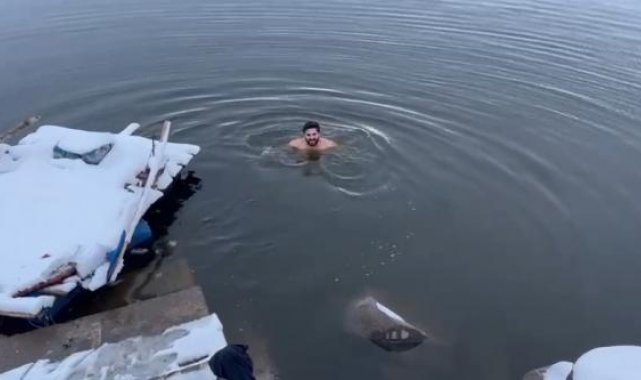 Boğazları yüzerek geçen sporcu, karlı havada Devegeçidi Barajı'na girdi