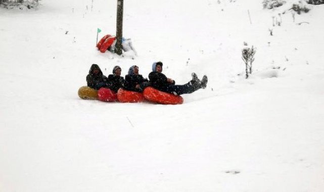 Bolu Abant'ta şambrellerle kayak