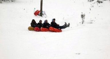 Bolu Abant'ta şambrellerle kayak