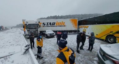 Bolu'da zincirleme kaza; 5 yaralı, İstanbul yönü kapandı