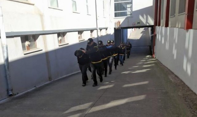 Boşaltılan hasarlı binalarda hırsızlık yapan 10 şüpheli tutuklandı