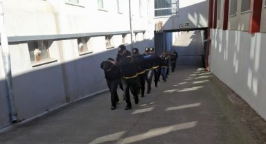 Boşaltılan hasarlı binalarda hırsızlık yapan 10 şüpheli tutuklandı