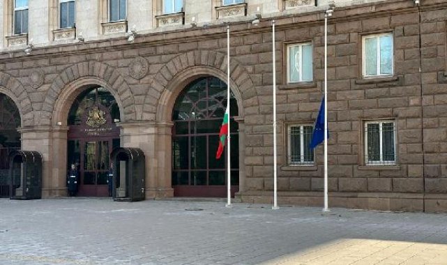 Bulgaristan'da bayraklar yarıya indirildi