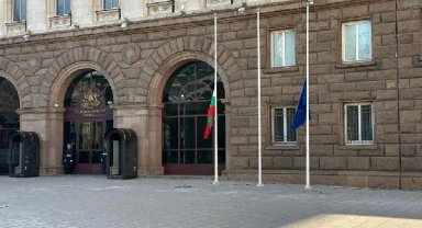 Bulgaristan'da bayraklar yarıya indirildi