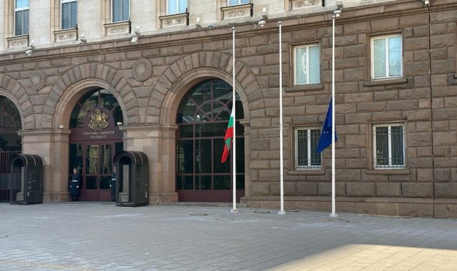 Bulgaristan'da tüm kamu kuruluşlarında bayraklar yarıya indirildi