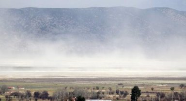 Burdur Gölü üzerinde 'toz' bulutu