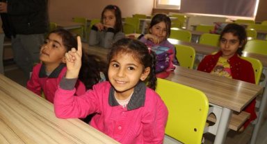 Burdur'da depremzede öğrenciler dersbaşı yaptı