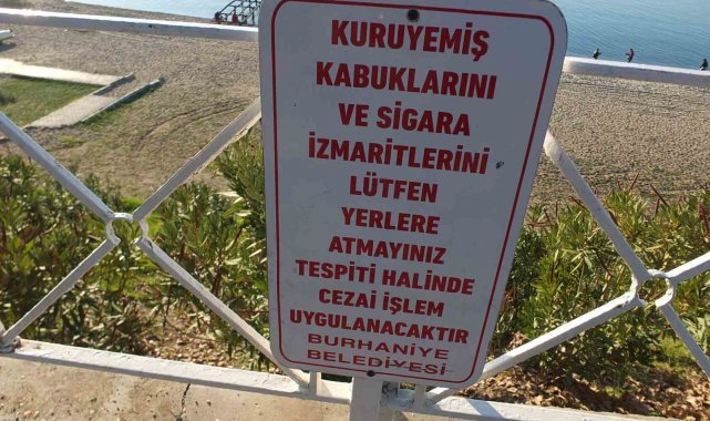 Burhaniye'de şaka gibi uyarı levhası