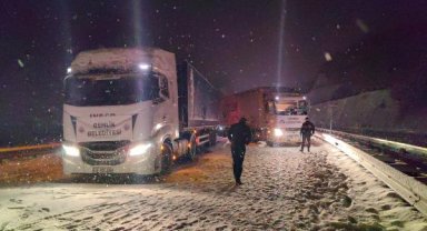 Bursa- Ankara karayolunda TIR'lar karda kaydı, yardım konvoyu yolda kaldı