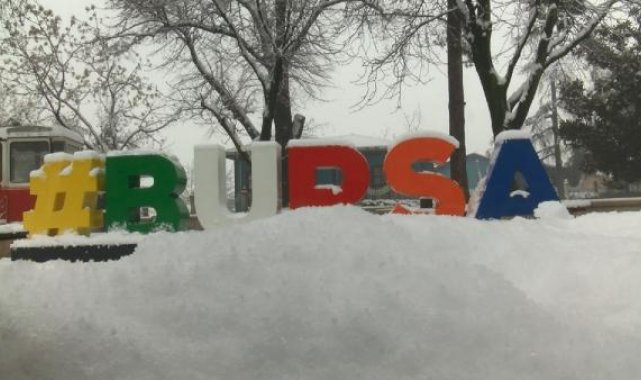 Bursa kar yağışının etkisi altında; Uludağ'a çıkışlara izin verilmiyor