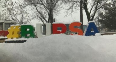 Bursa kar yağışının etkisi altında; Uludağ'a çıkışlara izin verilmiyor