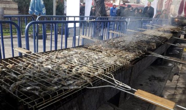 Bursa'da 'Hamsi Festivali'; 1 ton balık dağıtıldı