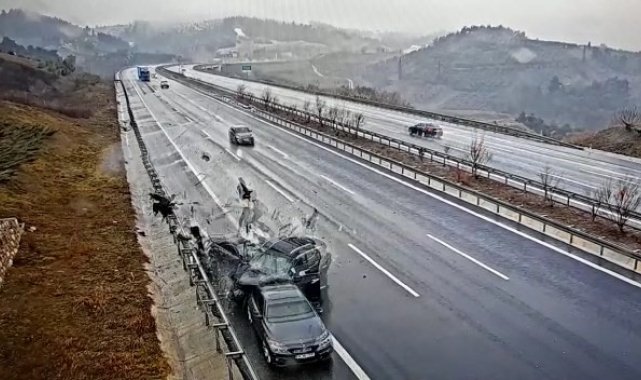 Bursa'da 4 kişinin feci şekilde öldüğü kaza anı kamerada