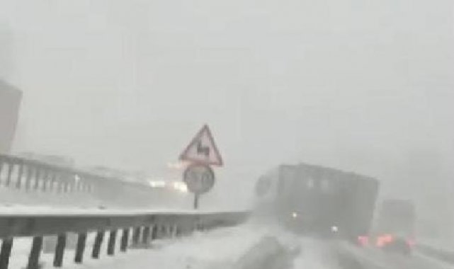 Bursa'da karlı yolda TIR'ların kaydı anlar kamerada
