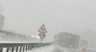 Bursa'da karlı yolda TIR'ların kaydı anlar kamerada