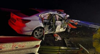 Bursa'da otomobil, bariyerlere çarptı: 1 ölü, 1 yaralı